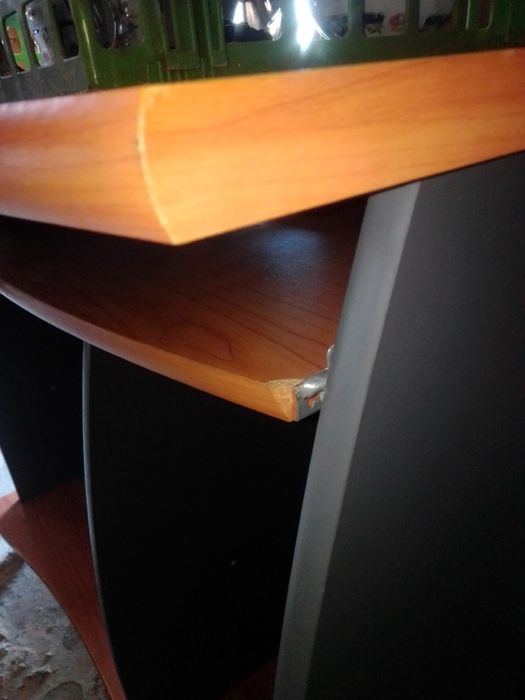 Secretária em madeira em muito bom estado