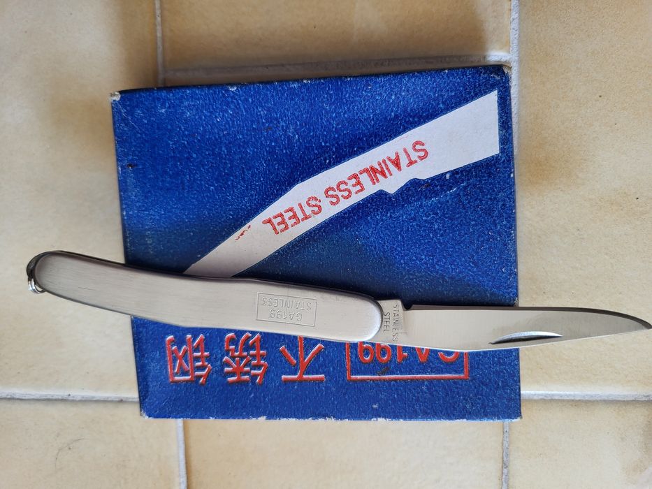 Canivetes cinza e vermelhos