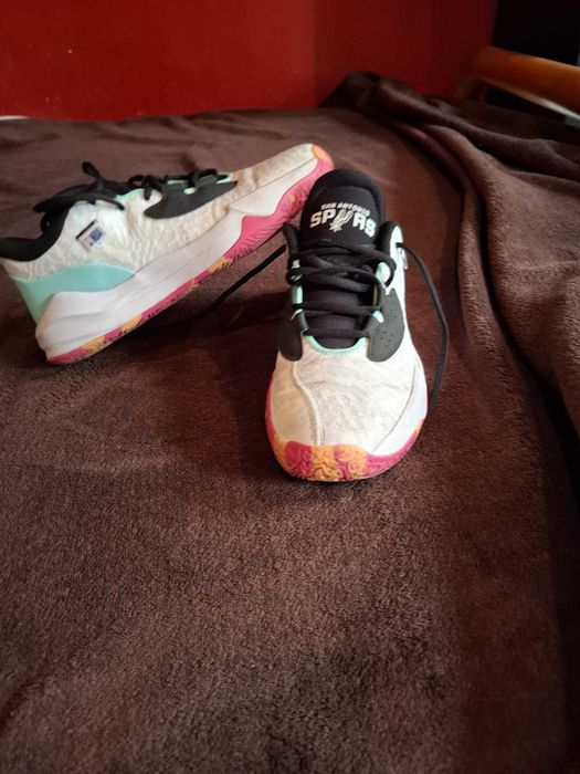 Buty do koszykówki Unisex Tarmak NBA Spurs Fast 900 Low-1