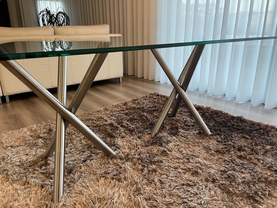 Mesa em vidro com cadeiras em pele