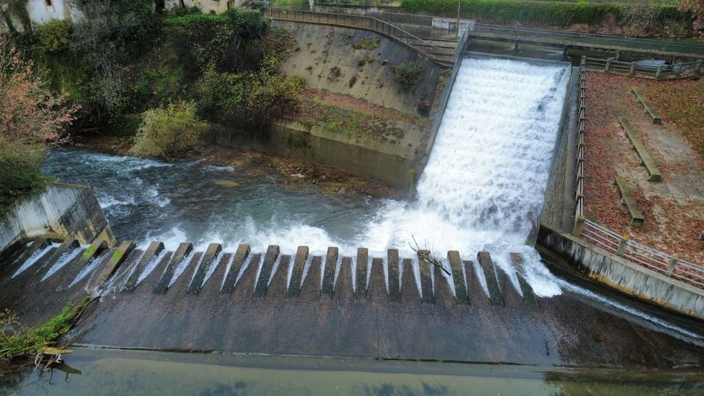 Fotógrafo com câmeras e filmagens aéreas com drone DJI 4K  pára festas