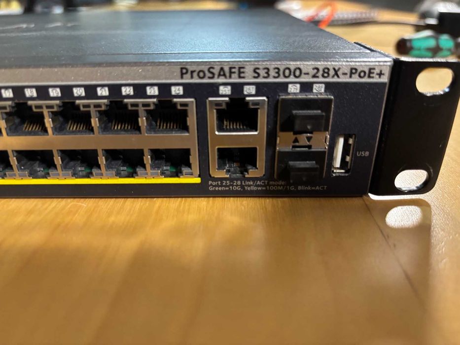 Switch 24 Portas - Netgear S330-28X-PoE+ (PoE 10Gbps)