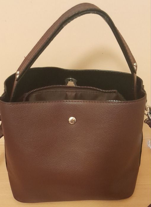 Сумочки різні за розміром і кольором