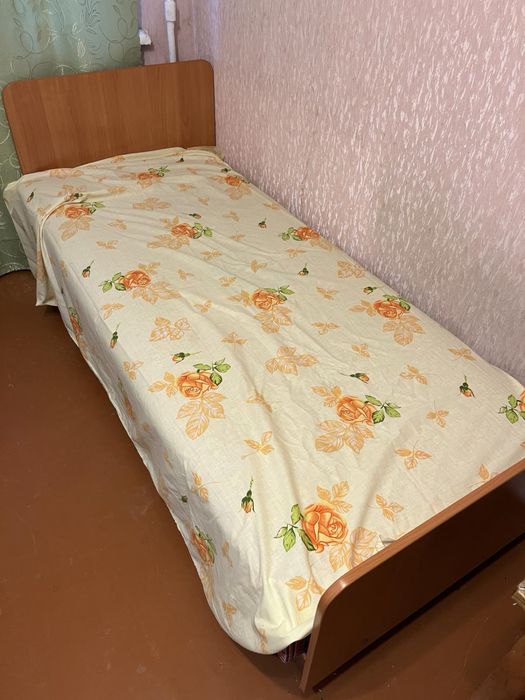 Продам 2 ліжка та стіл