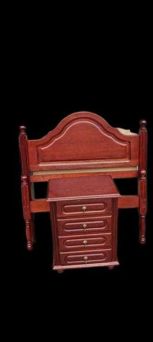 Cama de casal e mesinhas de cabeceira