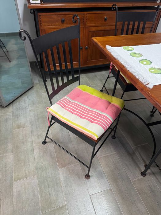 Vendo mobilia em madeira maciça composto por mesa com 4 cadeiras aparador com louceiro