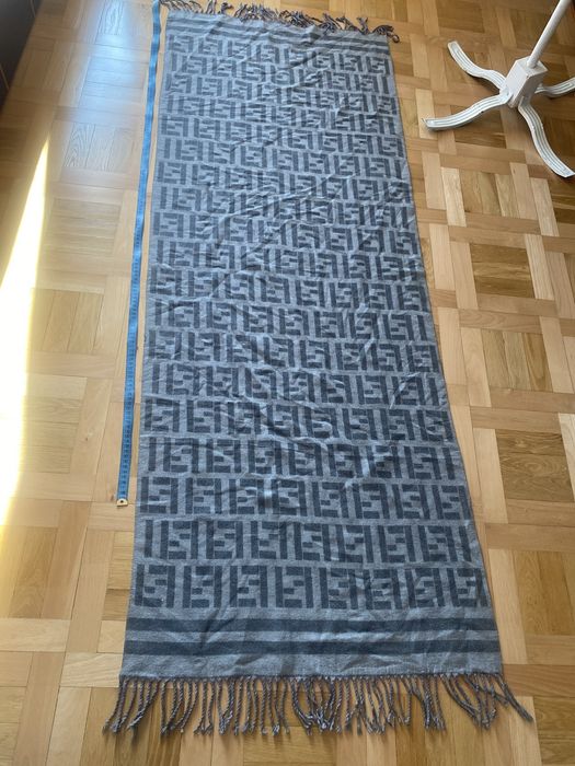 Szalik szal Fendi .