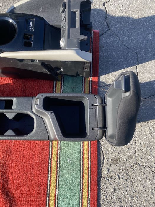 Консоль, підлокітник на ніссан ліф 18-24 р.