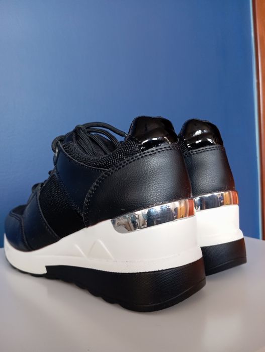 Czarne buty na wysokiej podeszwie