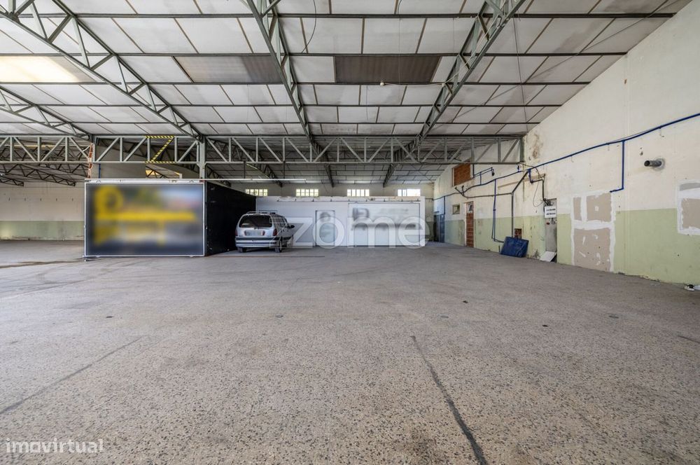 Industrial Pavilion/Warehouse, at the entrance of Alcobaça, with 1,960 m²