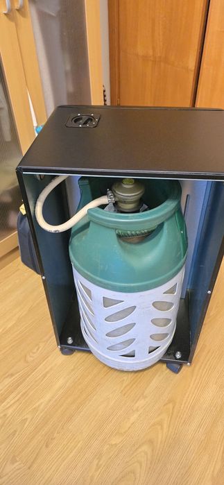 Vendo esse aquecedor à gás JUNEX ,  com as duas botijas .