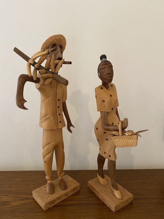 Estátuas de madeira artesanais originárias de Cuba, com cerca de 30cm