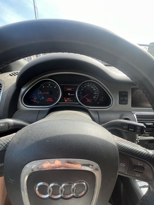Продам AUDI Q7 .