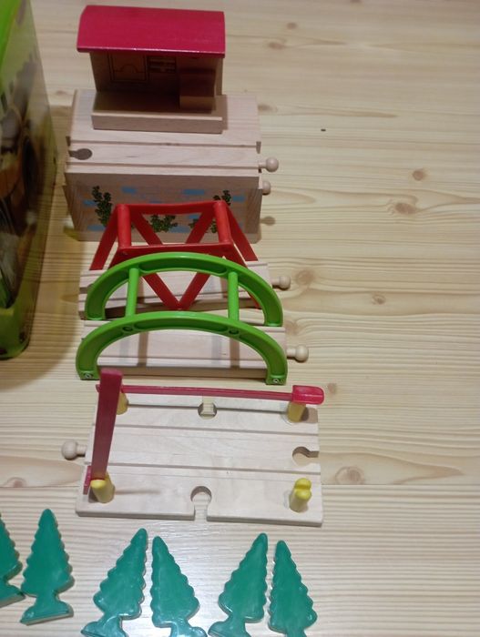 Carousel drewniany pociąg, kolejka + infrastruktura.