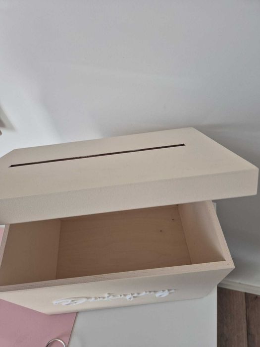 Skrzynka na koperty w zestawie z wieszakami