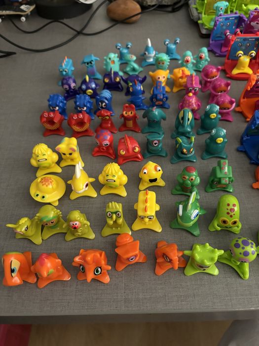 Wielka kolekcja Star Monsters 158 sztuk figurek, kapsuły, naklejki