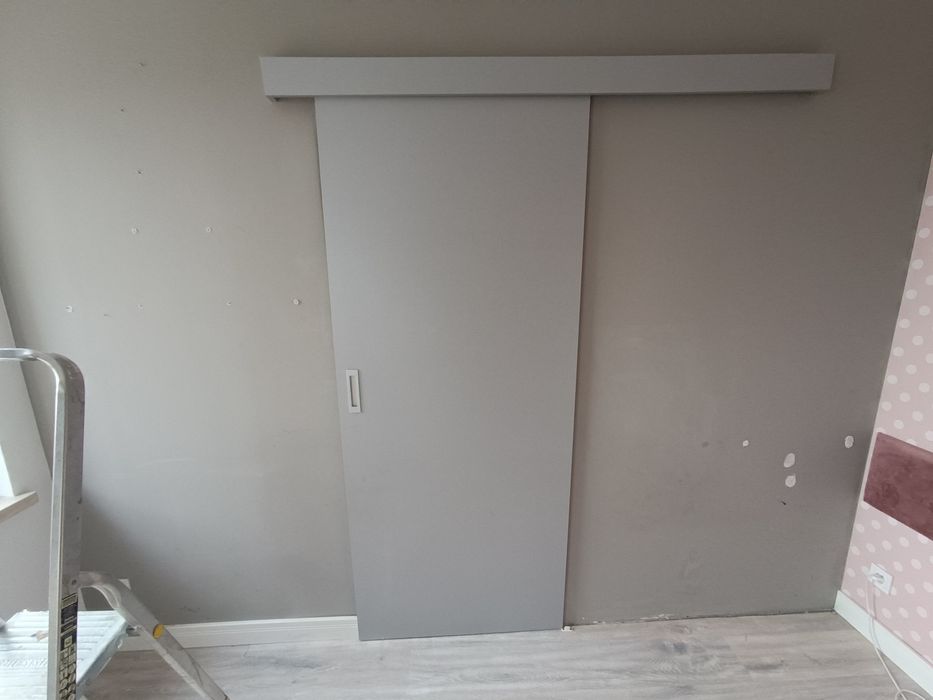 Drzwi przesuwne wraz z prowadnicą