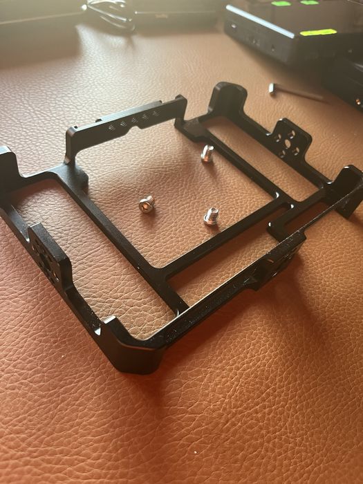 Feelworld Lut 7 4k Ultrabright 1600 nits + Cage Camvate