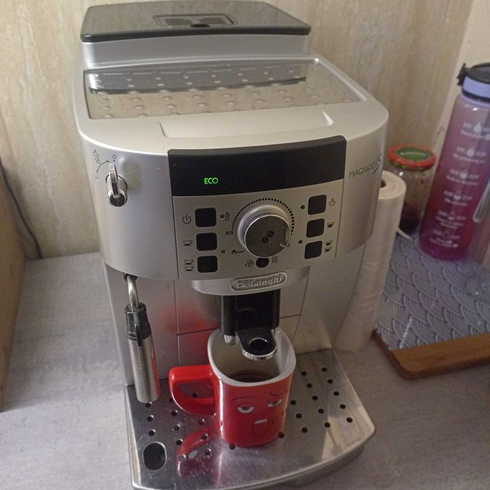 Ekspres ciśnieniowy DELONGHI Magnifica ze spienianiem mleka