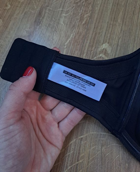 Женский черный бюстгальтер с большой чашкой