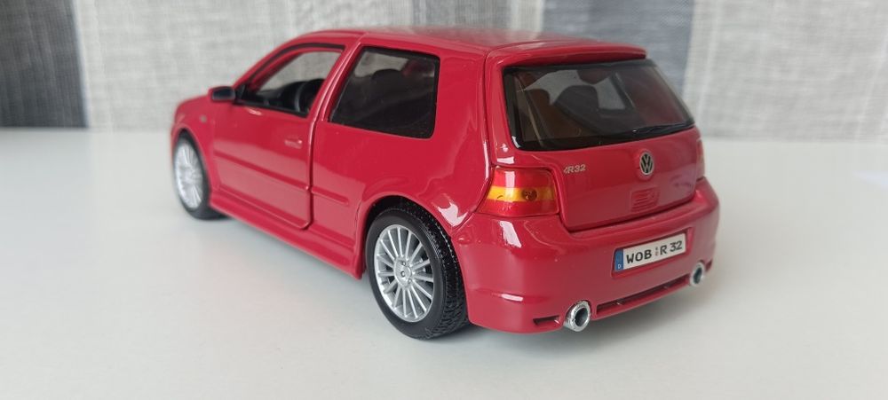 VW Golf R32 escala 1/24