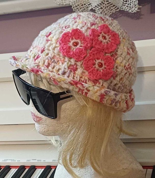 Szydełkowy kapelusik wiosenno-jesienny dla pań