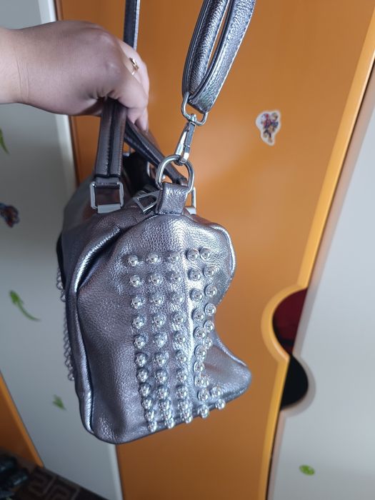 Жіноча сумка срібного кольору
