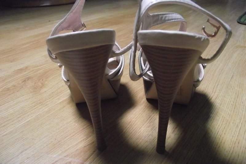 Sandały na obcasie