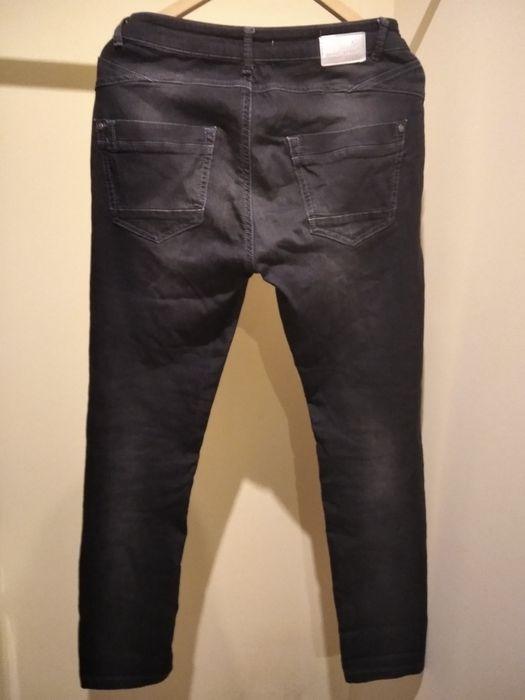 Czarne jeansy damskie w rockowym stylu rozm.M