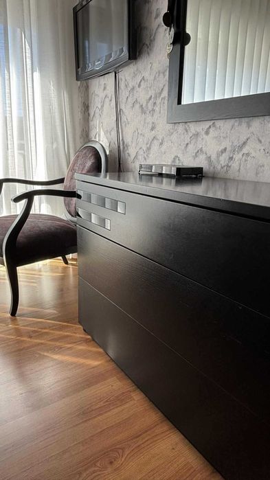 Quarto mobilado completo, com tudo incluído, apresenta sinais de uso