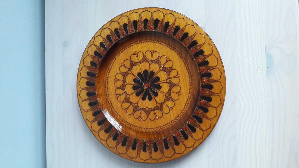 Drewniany talerz ozdobny fi 25,7 cm