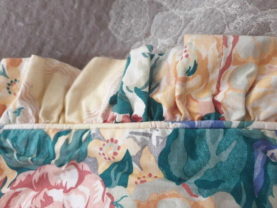 cortinados floridos e colcha