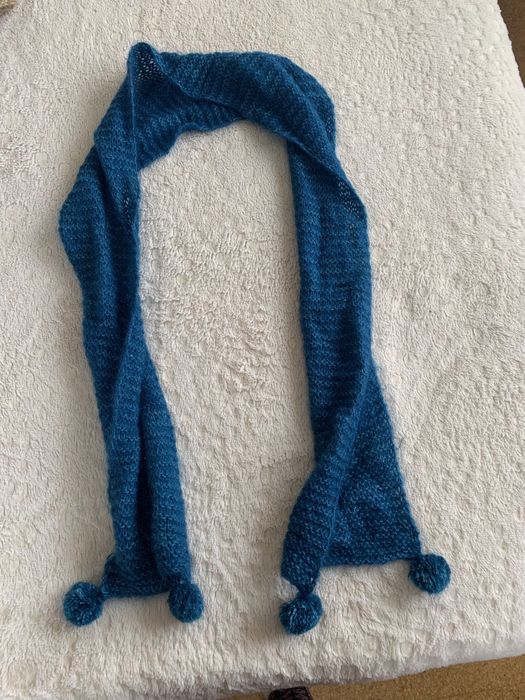 Cachecol feito à mão com pompons. Azul