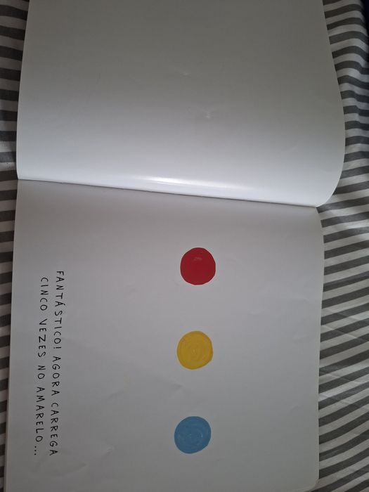 Livro Infantil "um livro" de Hervé Tullet