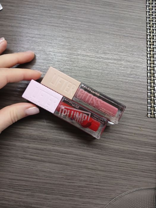 Продам блиск -плампер та блиск для губ Мейбелін 200 грн за 1 шт.