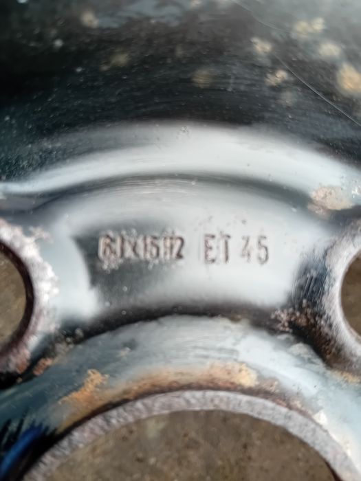 Komplet opon R15 wraz z felgami stalowymi