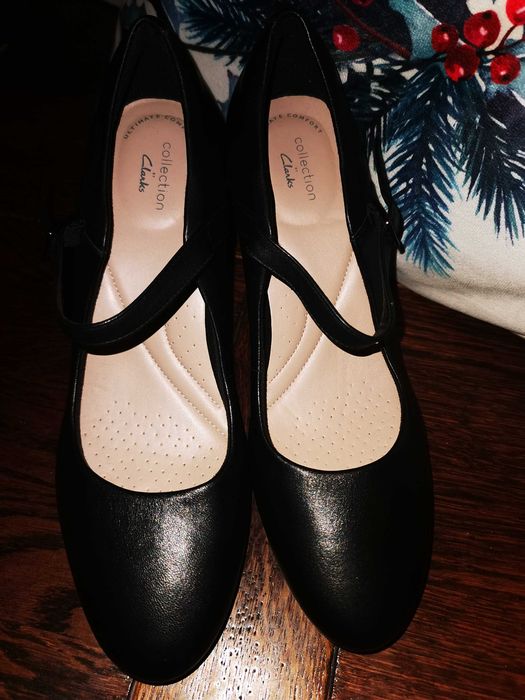 Czółenka Clarks czarne skórzane z paskiem roz 41 Stan b.dobry jak nowe