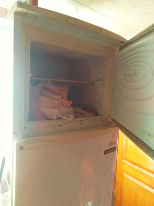 Холодильник с морозильной камерой (требуется заправка фреона)