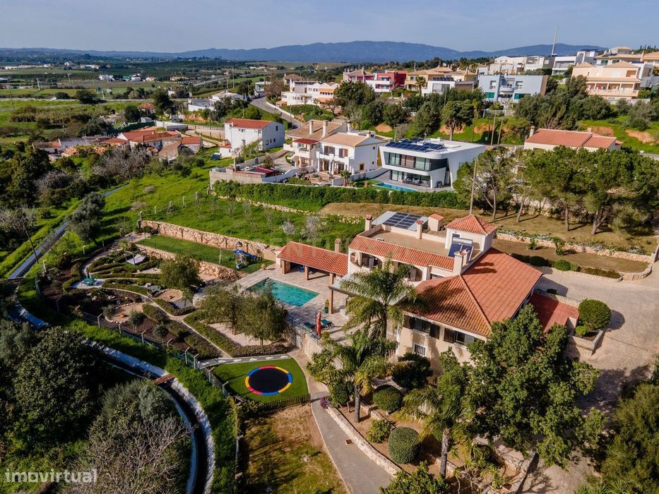 Espetacular Moradia Com Piscina, Garagem, Jardim E Terreno