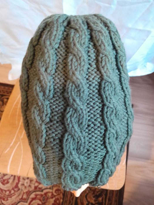 czapka  uniwersalna  54-58 cm zrobiona wzorem warkoczy ciemno- zielona na chłodne dni.