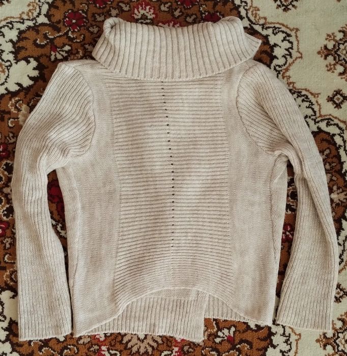 Sweterek beżowy na guzik roz. M.