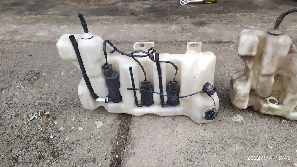 Бачок омывателя стекла BMW E39. Бочок омивача/моторчик/форсунка