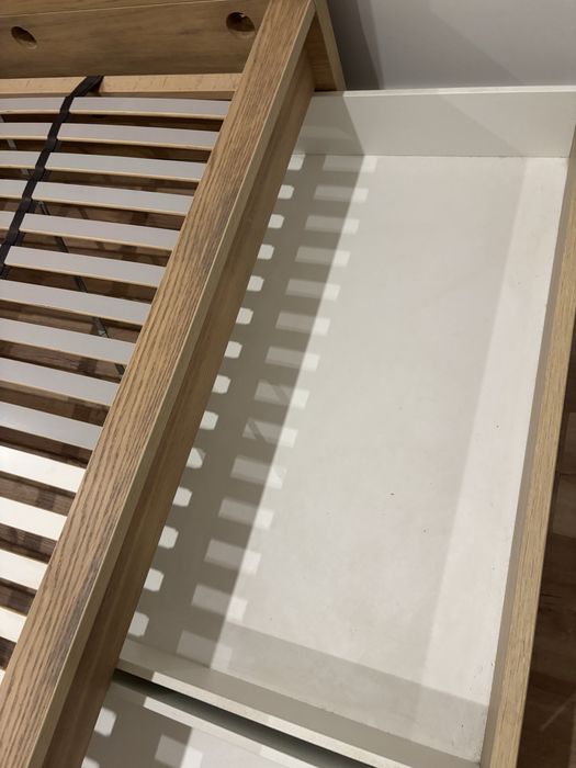 Cama com estrado e gavetas