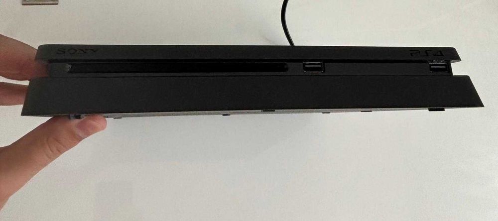 PS4 SLIM 500GB+ 2 comandos originais +jogos