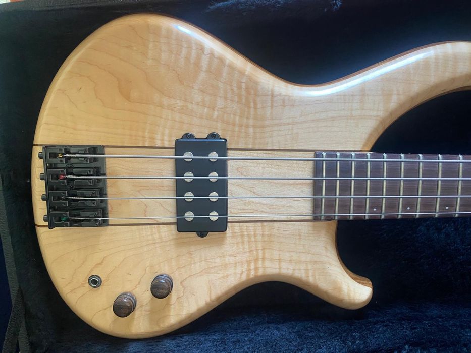 Baixo JP 4 cordas novo