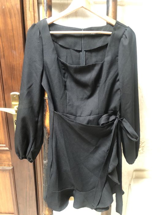 Vestido preto com folho