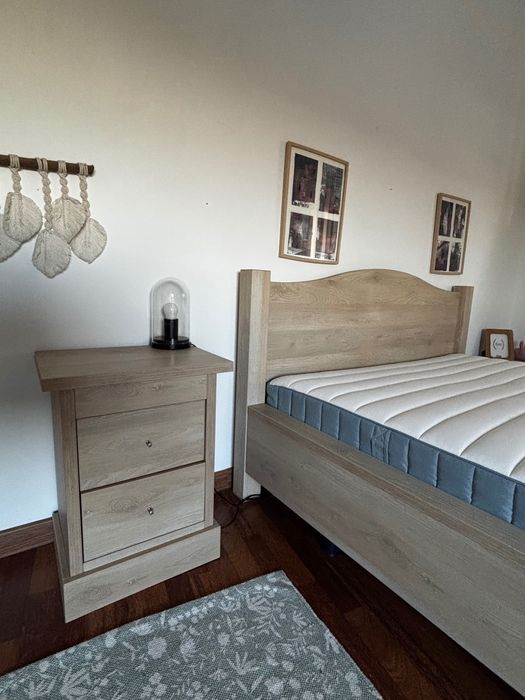 Cama casal Madeira + mesa cabeceira