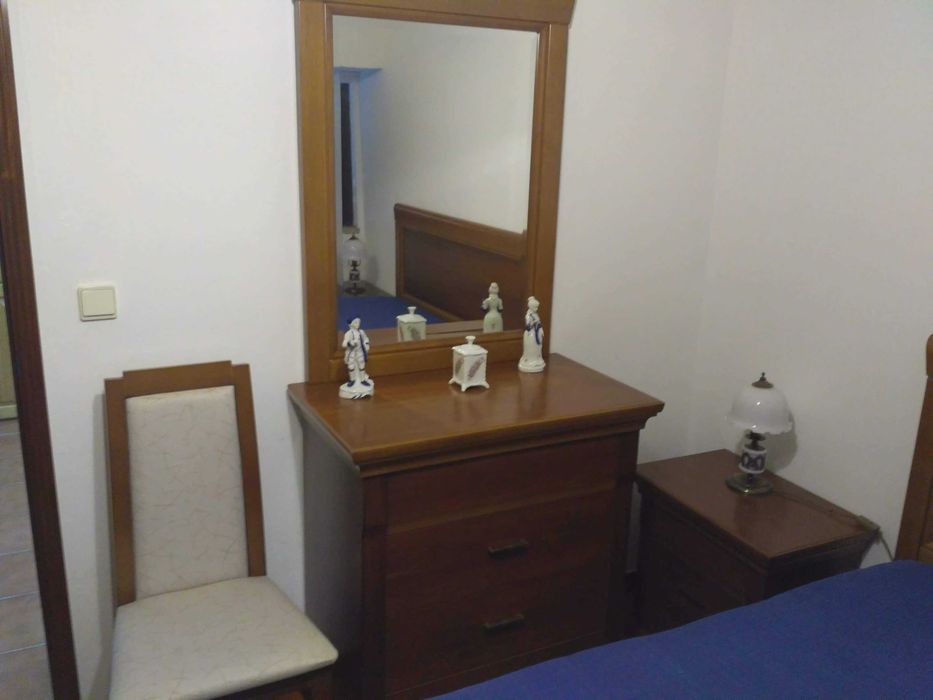 Quarto sem roupeiro, cama king size