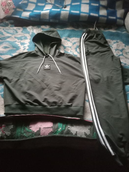 Жіночий спортивний костюм