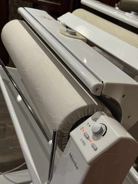 Прасувальний каток Miele B995D — у відмінному стані функція Пари
